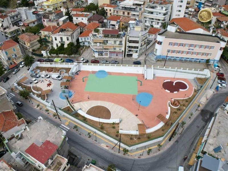 Πλατεία Νεαπόλεως Ποταμουδίων, Δάπεδα Αθλοπαιδιών